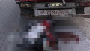 Park halindeki tır dorsesine çarpan motosiklet sürücüsü hayatını kaybetti