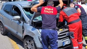 Araçta sıkışan vatandaşı itfaiye kurtardı