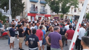 Öldürülen yakınları için adliye önünde toplandılar