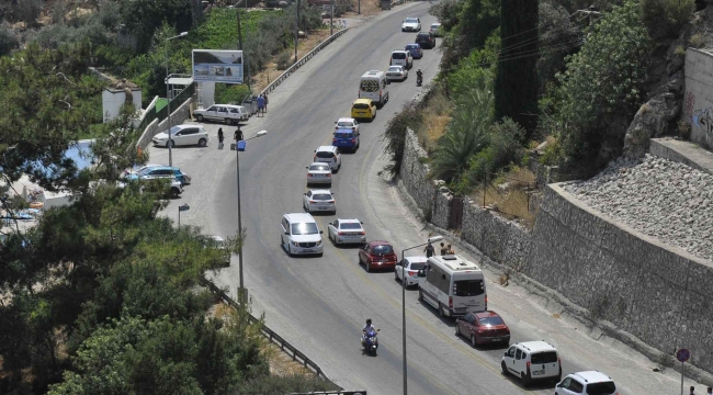 Ölüdeniz yolunda trafik tıkandı, plajlar doldu