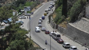 Ölüdeniz yolunda trafik tıkandı, plajlar doldu