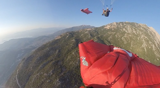 Wingsuit sporcuları Koçak ile Toy'un şovu nefesleri kesti 