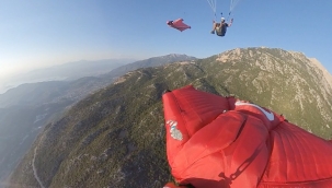 Wingsuit sporcuları Koçak ile Toy’un şovu nefesleri kesti