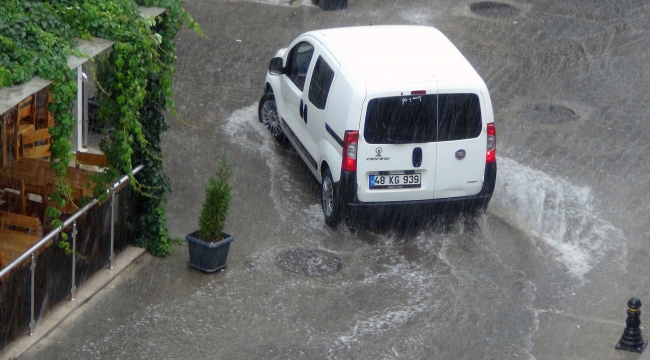 Muğla'da fırtına ve sağanak hayatı olumsuz etkiledi 