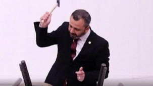 CHP Muğla Milletvekili Erbay, Meclis'te Telefonunu Parçaladı