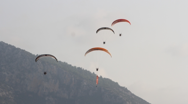 Fethiye’de 22. Uluslararası Ölüdeniz Hava Oyunları Festivali devam ediyor
