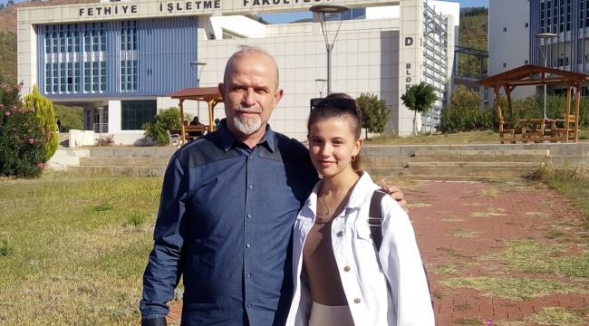 Kızıyla beraber aynı üniversitede eğitim görüyor