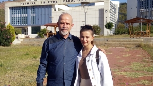 Kızıyla beraber aynı üniversitede eğitim görüyor