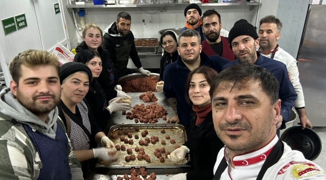 Marmarisli aşçılar kazanları depremzedeler için kaynatıyor