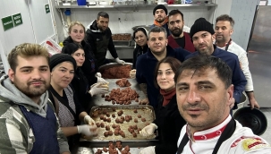 Marmarisli aşçılar kazanları depremzedeler için kaynatıyor