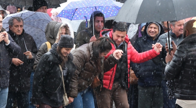 Sağanak yağış altında saatlerce horon oynadılar