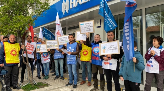 Köyceğiz'de Eğitimciler Banka Önünde Basın Açıklaması Yaptı.