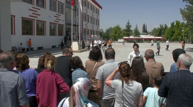 Öğrencilerin LGS sınav heyecanı başladı