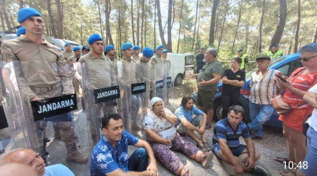 Akbelen Ormanı'nda maden şirketini koruyan jandarma toprağını savunan halka biber gazı sıktı.