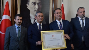 CHP Genel Başkanı Özel mazbatasını aldı