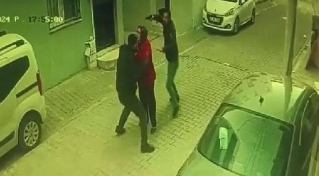 İzmir'de silahlı kavga: Sokaktaki kadını kalkan olarak kullandı