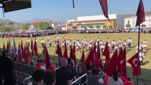 Muğla'da Atatürk'ün posterine yer verilmeyen geçiş töreninde, öğrencilere Erdoğan'ın fotoğrafı taşıtıld