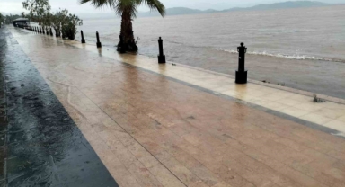 Köyceğiz Gölü taştı, yürüyüş yolunu su bastı