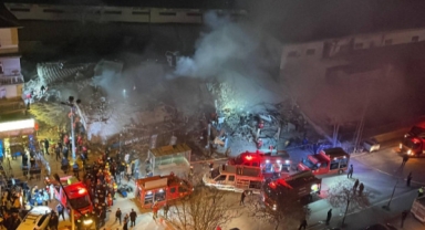 Konya'da 4 katlı bina çöktü: Çok sayıda AFAD, 112 Acil Sağlık ve polis ekibi sevk edildi