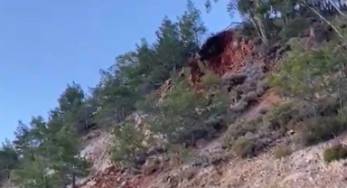 Marmaris'te heyelan: Karayolu ulaşıma kapandı