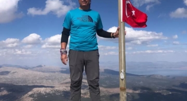 Yıpranan Türk bayrağını değiştirmek isterken kaybolan dağcının cesedine ulaşıldı