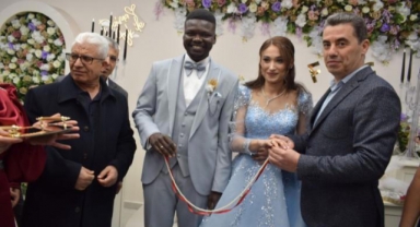 Kütüphanede tanıştılar evlilik kararı aldılar! Batman’a Afrikalı damat