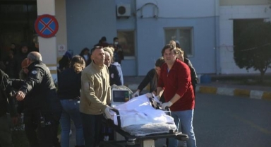 Park halindeki otomobilde bulunan küçük çocuk, çıkan yangında ağır yaralandı