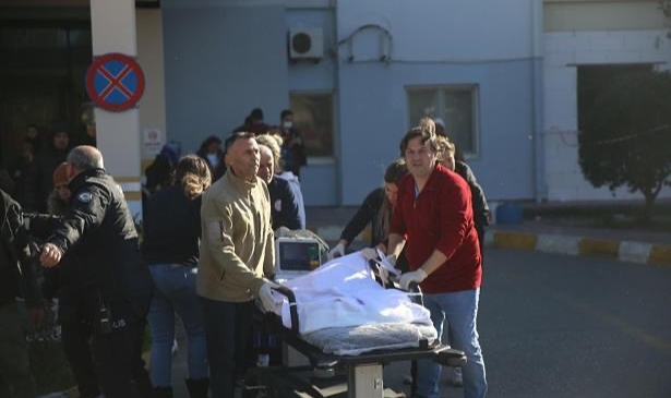 Park halindeki otomobilde bulunan küçük çocuk, çıkan yangında ağır yaralandı