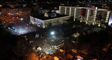 Özgür Özel, Saraçhane'de: İmamoğlu'na yapılan milli iradeye yapılan darbe girişimidir! Pazar günü hep birlikte sokaktayız, sandıklardayız, meydanlardayız