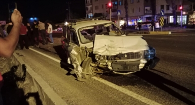 Kırmızı Işıkta Kaza: Otomobil bekleyen otomobile arkadan çarptı