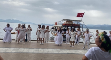 Köyceğiz'de 80 kadından Zeybek gösterisi