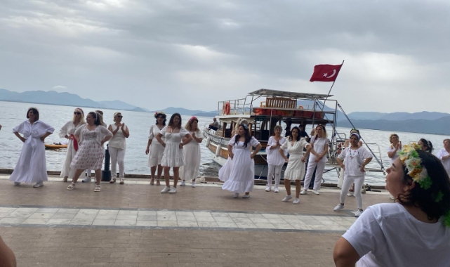 Köyceğiz'de 80 kadından Zeybek gösterisi