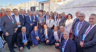Milyonlar bayraklarla Gündoğdu Meydanı'na aktı
