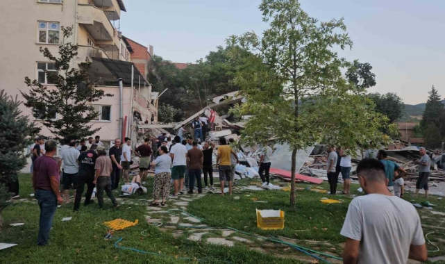 Balıkesir Sındırgı'da 6.1'lik deprem 1 ev yıkıldı ciddi hasar gören yapılar var