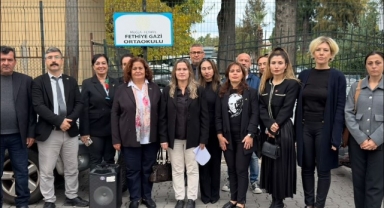 CHP İlçe örgütleri 10 kasım anmayı okullar önünde yaptı.