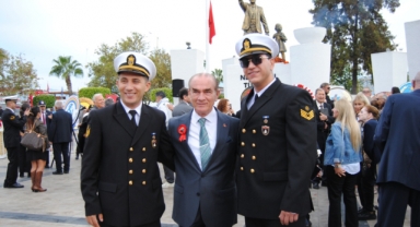 Fethiye'de Atatürk'e Benzeyen Kişiyle Fotoğraf Çektirme Yarışı Yaşandı