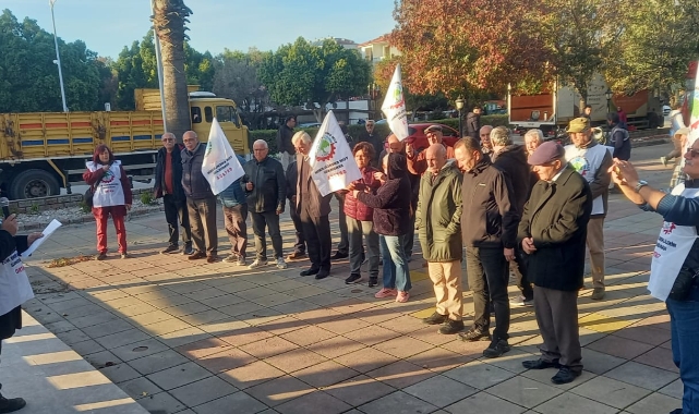 Emekliler Ortaca’da Oturma Eylemi Yaptı