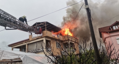 Köyceğiz'de Ev Yangını: Çatıdan Başlayan Alevler Evi Kül Etti, İçindekiler Yok Oldu. 