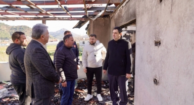 Ortaca'da evi yanan aileye CHP ilçe örğütü ve belediye yetkililerden 'geçmiş olsun' ziyareti 