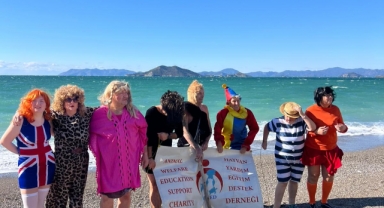 Soğuk Havaya Aldırmadılar, Çocuklar Ve Hayvanlar İçin Denize Girdiler