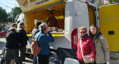 vefat eden Eşi Kemal Tamer hayrına vatandaşa lokma dağıttı. 