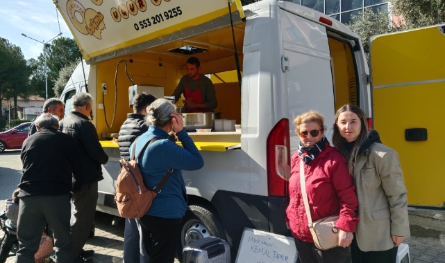 vefat eden Eşi Kemal Tamer hayrına vatandaşa lokma dağıttı. 