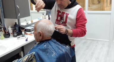 Muğla Dalaman'da ücretsiz berber hizmeti: Halk Berber açıldı. 