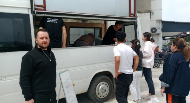 babası için lokma dağıttı 