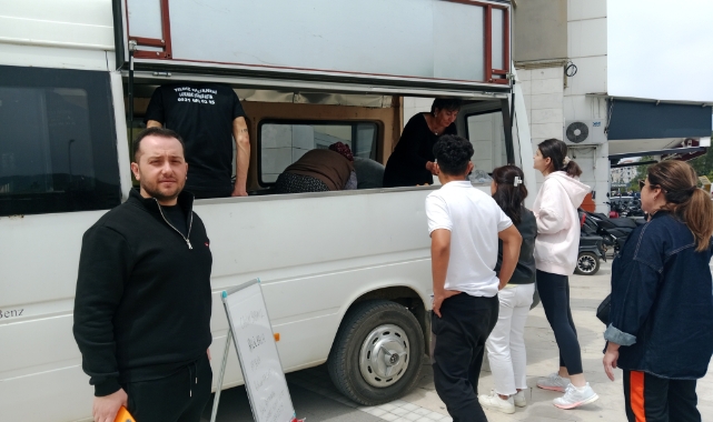 babası için lokma dağıttı