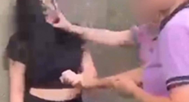 İKİSİ DÖVDÜ, ARKADAŞLARI KAMERAYA ÇEKTİ 