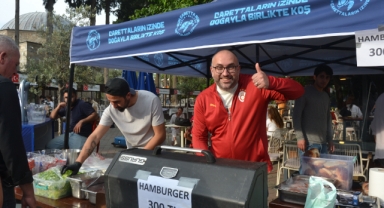Run Caretta Run etkinliğinde Afiş Bant Grubu yağmur altında konser verdi