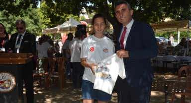 Ada, engelleri yüzme ve yazdığı kitap ile aştı