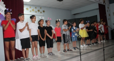 MİNİKLERİN TİYATRO GÖSTERİSİ BÜYÜLEDİ