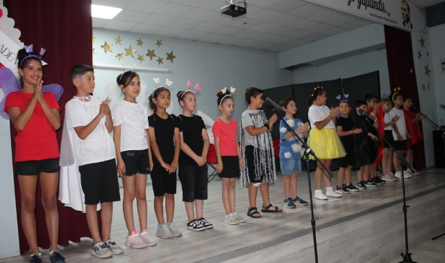 MİNİKLERİN TİYATRO GÖSTERİSİ BÜYÜLEDİ